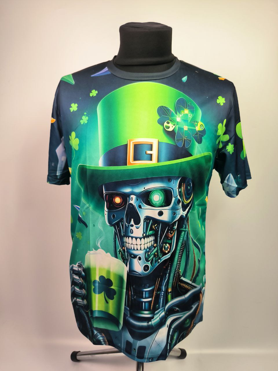 Футболка Cyber Leprechaun — День Святого Патріка у стилі кіберпанк 🤖🍀 - Зображення 2