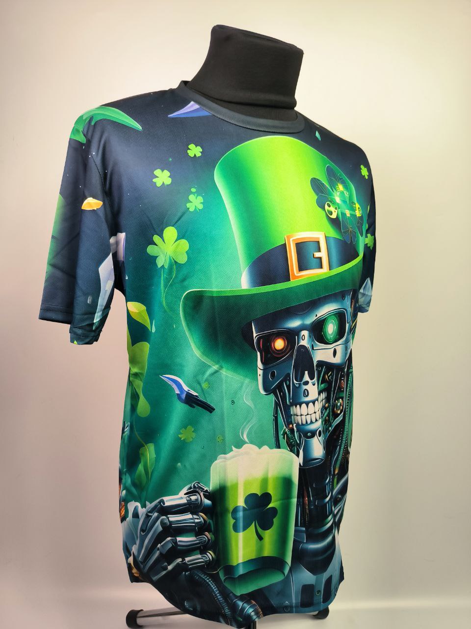 Футболка Cyber Leprechaun — День Святого Патріка у стилі кіберпанк 🤖🍀 - Зображення 3